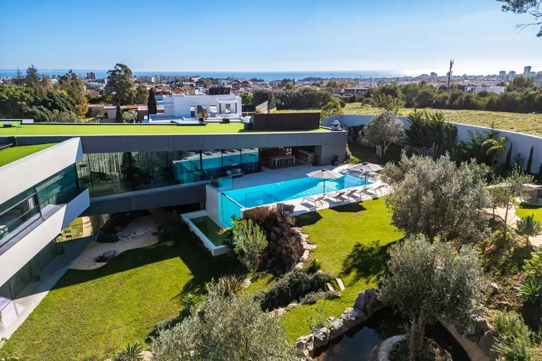 Detached Luxury Contemporary Villa