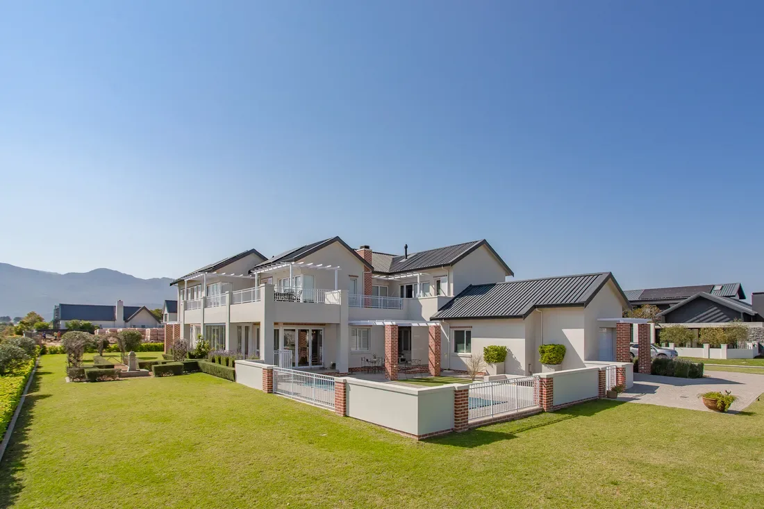 Luxury Family Living With Dam And Mountain Views