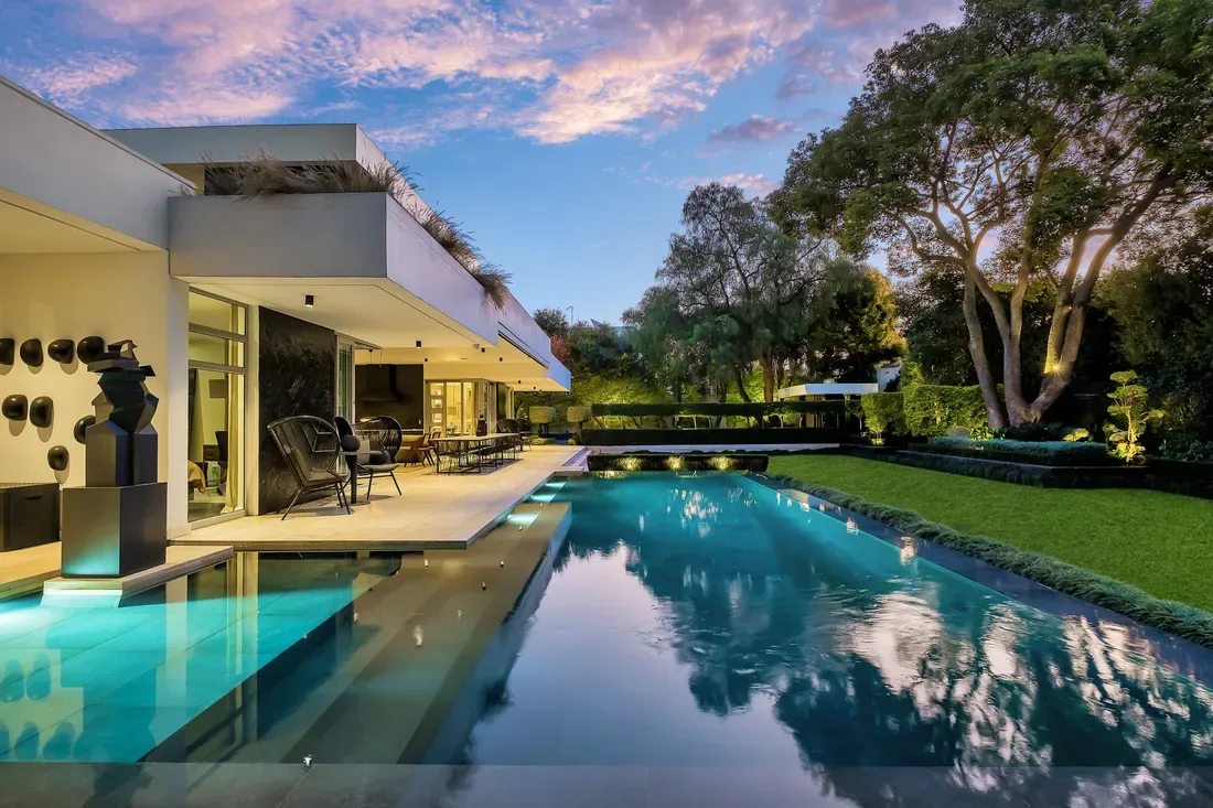 Luxury Home For The Discerning Buyer On 1959sqm In The Heart Of Illovo.