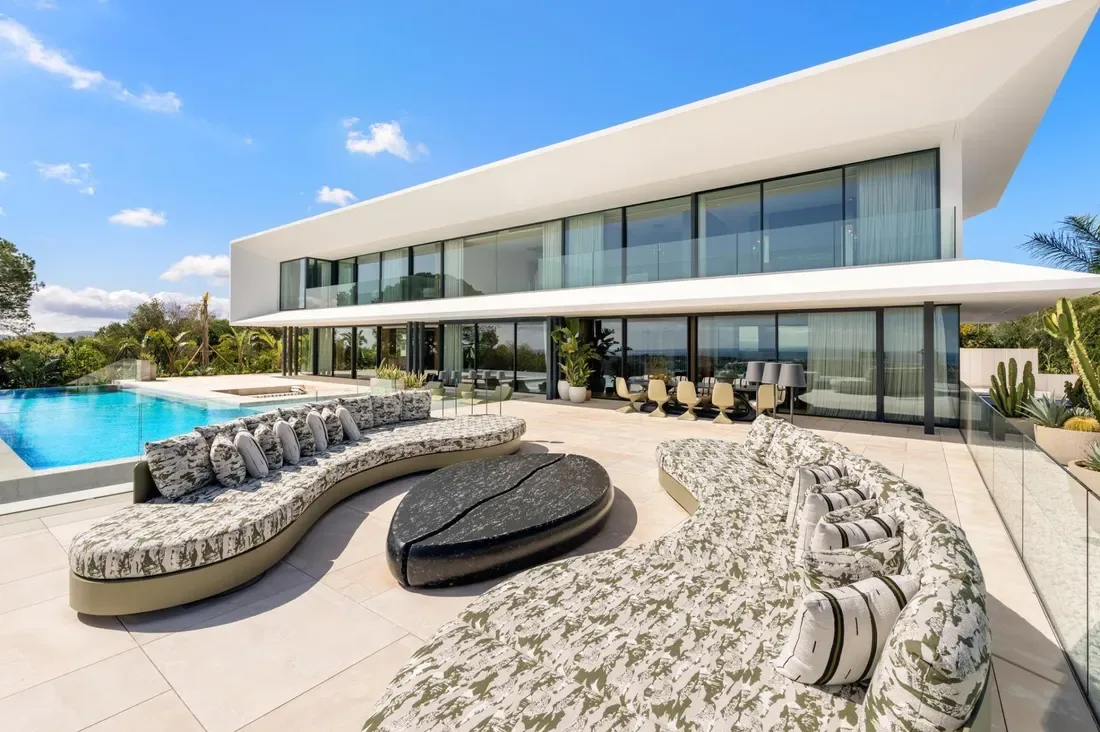 A New Standard of Luxury: Contemporary Masterpiece